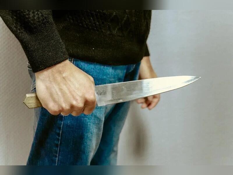 Житель Амурской области напал с ножом на женщину в районе вокзала