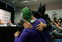 Фьюри избил Джокера в костюме Бэтмена на пресс-конференции с Кличко