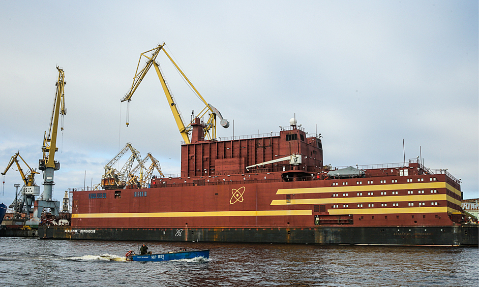 Плавучий энергетический блок (ПЭБ) "Академик Ломоносов", построенный на Балтийском судостроительном заводе, перед отправлением в Мурманск, 2019 год