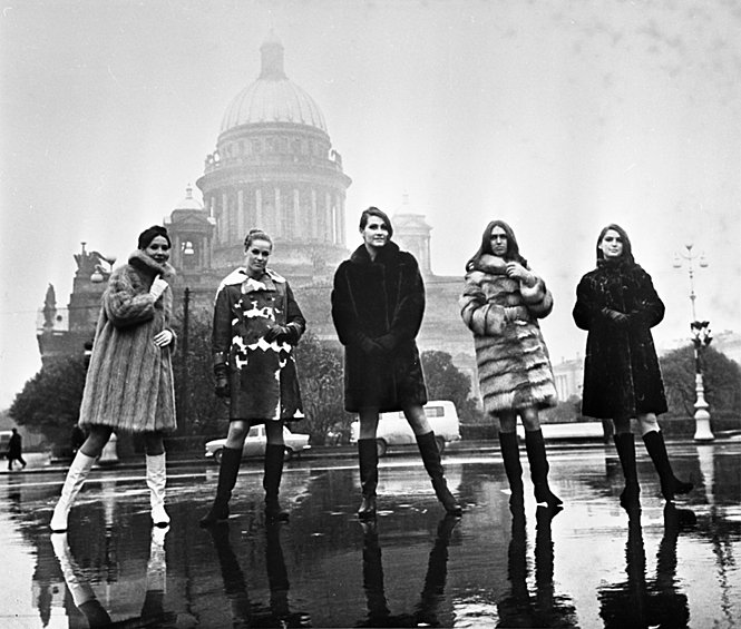 Выставка "Наша Родина в художественных фотографиях" в Центральном выставочном зале Манеж. Работа фотографа А. Макарова "Время и мода", 1970 год