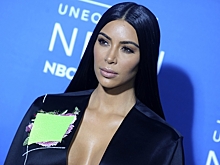 Бьюти-примерочная: Ким Кардашьян с розовыми волосами и серо-голубыми глазами