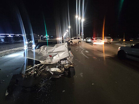 Мужчина покалечился в массовом ДТП в Саратове на «Ниве»