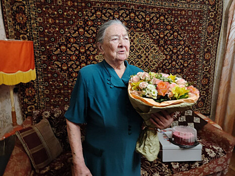 Сотрудники центров соцобслуживания региона поздравили ветеранов-блокадников с памятной датой