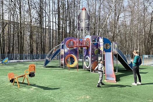 На улицах Тарусской и Вильнюсской обустроили детские площадки