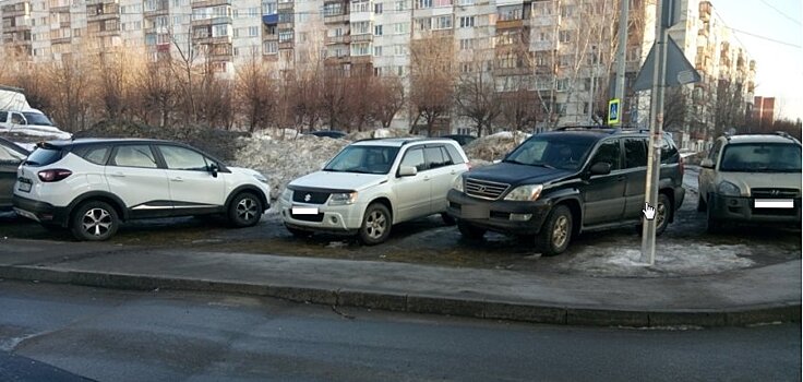 Есть вопрос: как ижевчанам наказать любителей парковаться на газонах?
