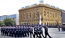 В Волгограде в военном параде впервые приняли участие курсанты из Донецка и Африки