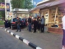 На левом берегу Воронежа внедорожник снес ларьки на остановке