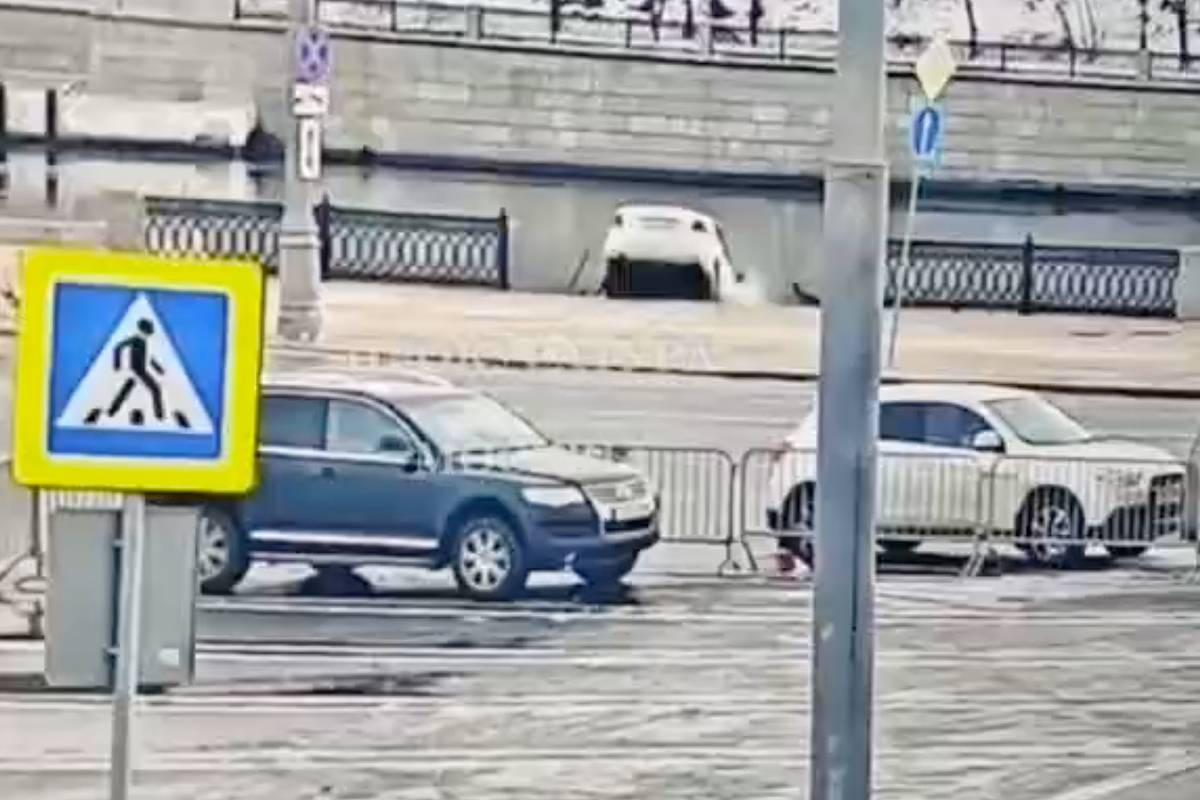 Падение автомобиля в реку на набережной в Москве попало на видео