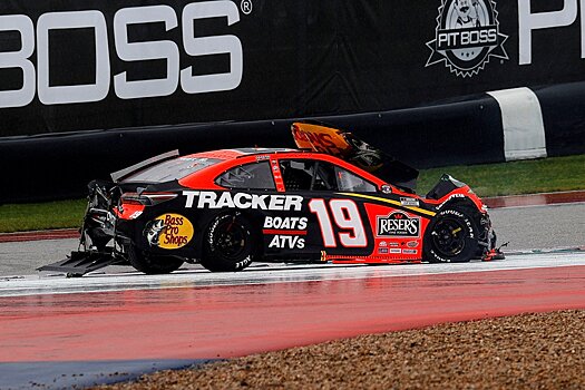Гонка NASCAR на «Трассе Америк» прошла под дождём: аварии, странные правила и жалобы гонщиков