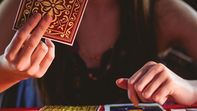 Кому не стоит гадать на картах Таро