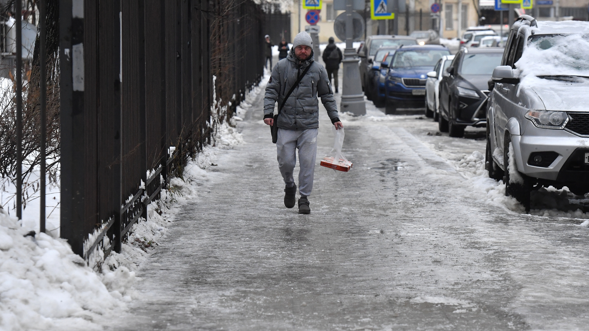 МЧС предупредило о ледяном дожде и гололедице в Москве