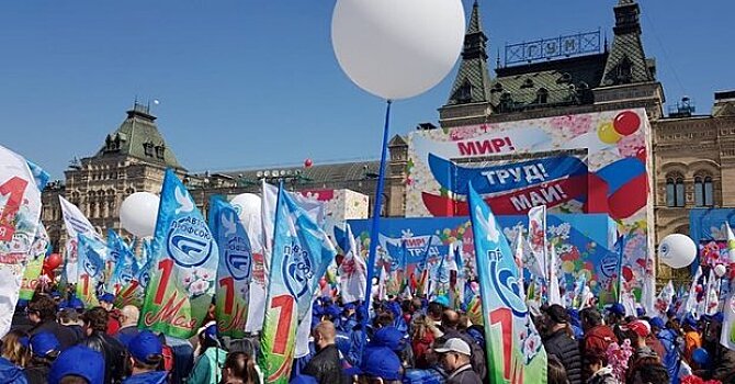 МВД: Около 3,5 тыс. человек участвуют в шествии КПРФ в центре Москве