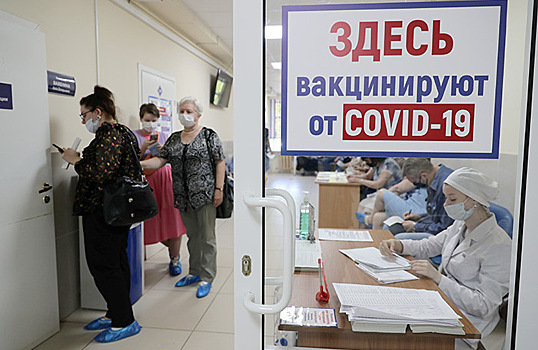 В ряде российских регионов заканчиваются вакцины против коронавируса