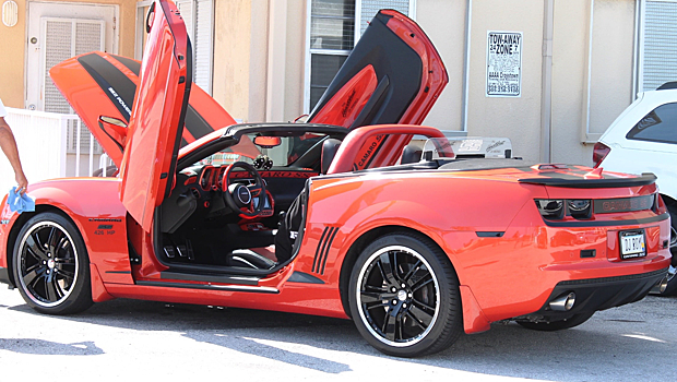 Shot: в Петербурге из салона Chevrolet Camaro выкинули 0,5 кг мефедрона