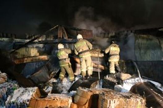 В Кургане потушили пожар на складе