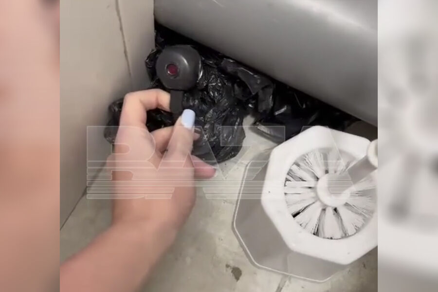 В Петербурге в туалете школы неизвестный установил камеру, направленную на унитаз