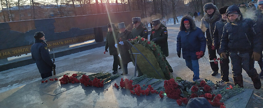 В Ижевске возложили цветы к Вечному огню в честь Дня защитника Отечества