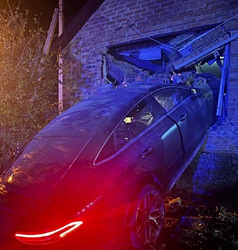 В селе под Таганрогом иномарка врезалась в частный дом