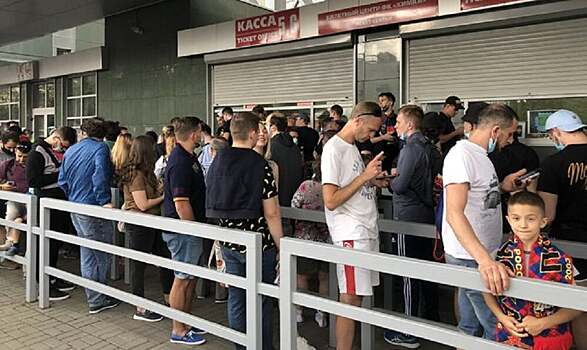Перед матчем «Химки» — ЦСКА у касс стадиона образовалась длинная очередь