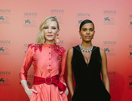 Кейт Бланшетт и Тина Кунаки на ужине Armani beauty в рамках Венецианского кинофестиваля