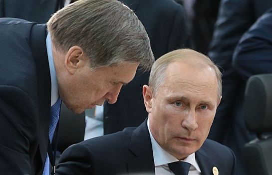 Помощник президента РФ Юрий Ушаков и президент России Владимир Путин