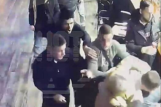 В России толпой избили участника СВО на костылях из-за места в баре