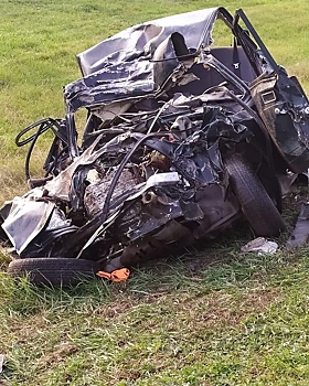 На трассе Журавская-Тихорецк ВАЗ-2107 врезался в фуру, погибли двое