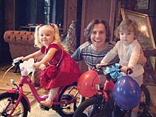 Дети Пугачевой дорого заплатят за замок в  Грязи: на Гарри и Лизу ляжет многомиллионный долг