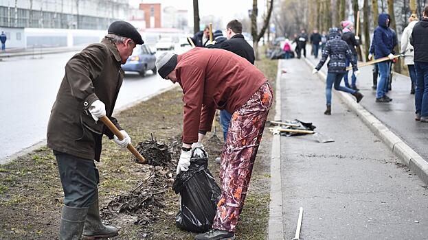 Чистоту в центре города навели 400 работников Вологодского оптико-механического завода