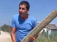 На юге России мужчина с арматурой в руках помешал туристам попасть на море