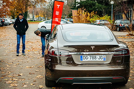 Сотни электрокаров Tesla оказались заблокированы из-за сбоя