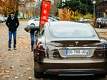 Сотни электрокаров Tesla оказались заблокированы из-за сбоя