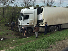 В Самарской области между селами Валы и Переволоки фура съехала в кювет