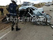 Врезавшаяся в фуру под Марксом «десятка» превратилась в груду металла