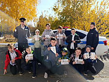 В Оренбургской области в преддверии дня отца сотрудники Госавтоинспекции поздравили всех пап