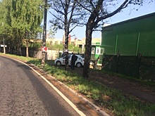 В Ярославле такси «Тройка» снесло бетонный забор