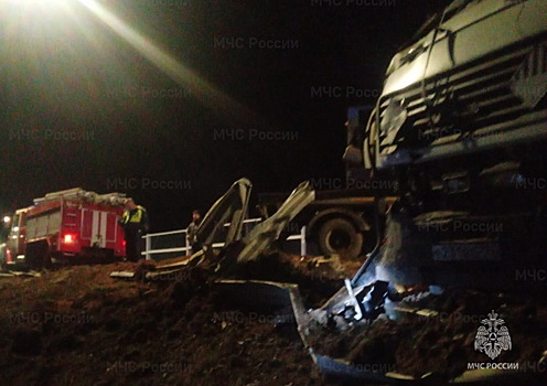 Бункеровоз потерял бункер после встречи с отбойником