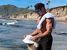 Зак Эфрон показал кубики пресса на новом видео и восхитил фанаток