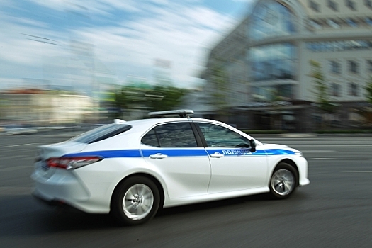 Автомобиль сбил пешеходов на тротуаре на севере Москвы