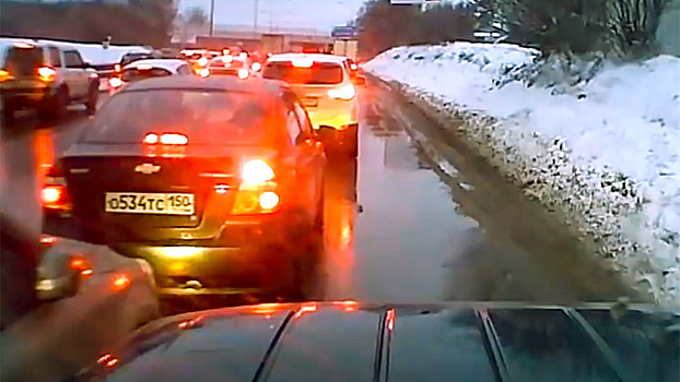 Водитель Kia устроил ДТП на ровном месте