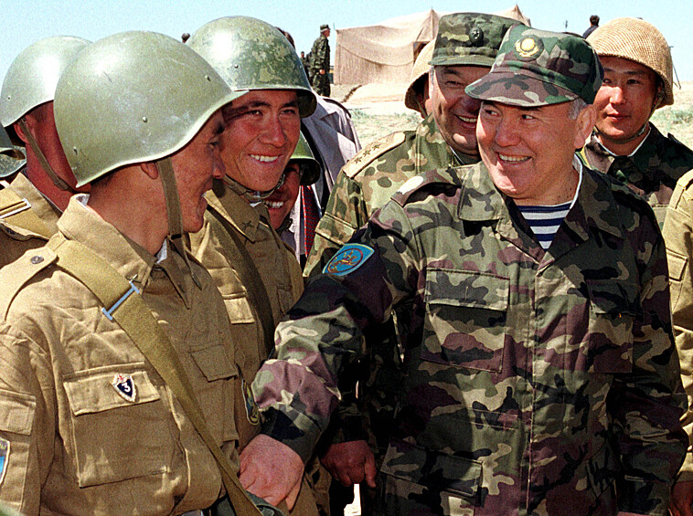  Назарбаев с солдатами во время широкомасштабных военных учений в Казахстане
