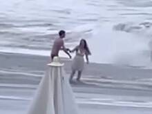 Унесенная в штормовое море на глазах возлюбленного россиянка попала на видео