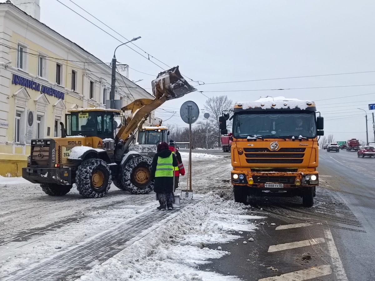 Более ста рабочих убирали улицы Саратова от снега ночью