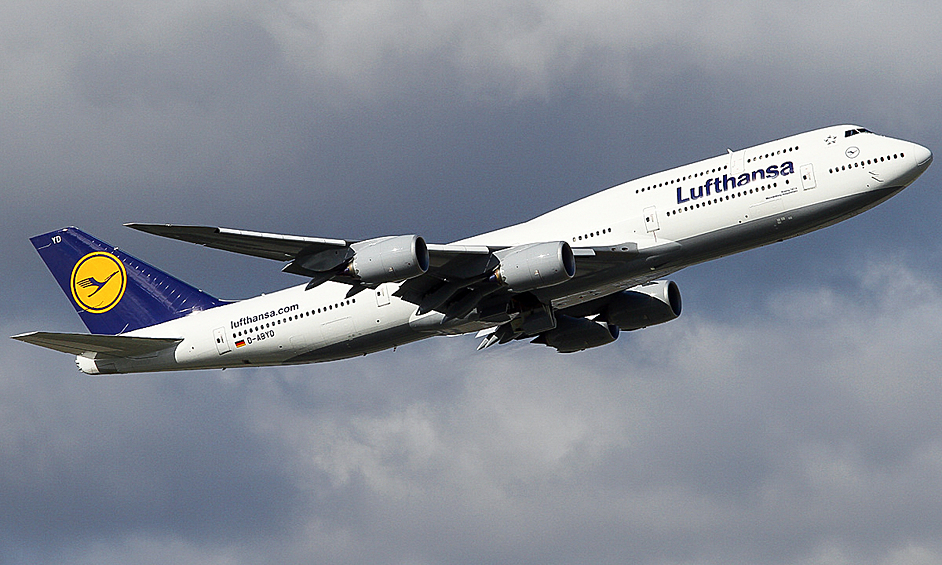 Boeing 747-8i. Первый полет — 8 февраля 2010 года. Держит титул самого длинного пассажирского самолета в мире (76,3 м)