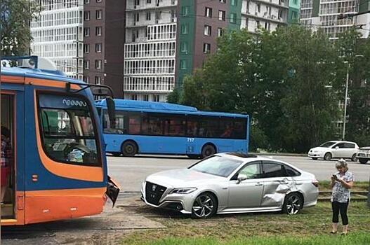 Авто без номеров: в Хабаровском крае произошло ДТП на трамвайных путях