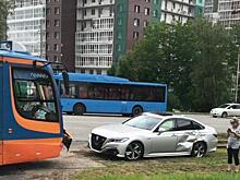 Авто без номеров: в Хабаровском крае произошло ДТП на трамвайных путях