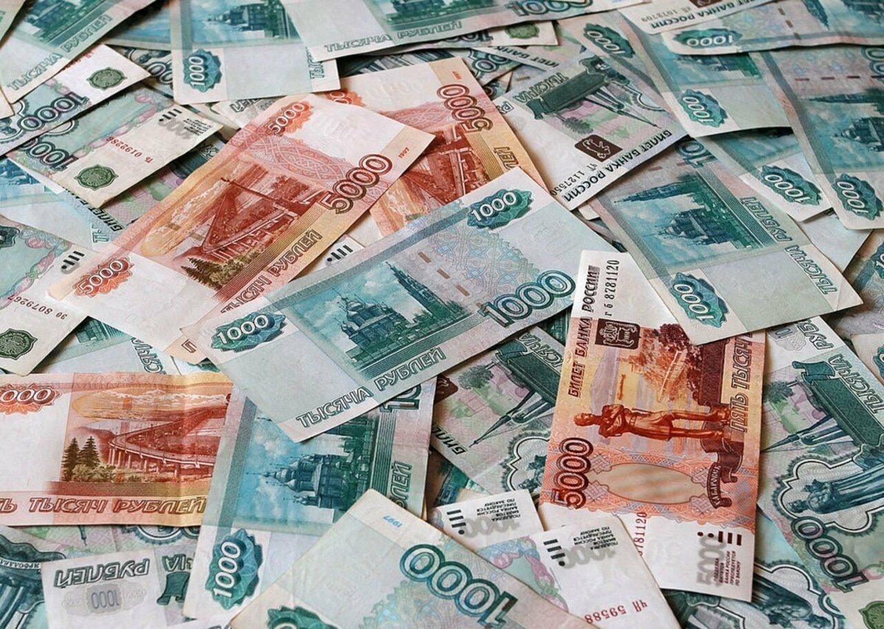 Крупные купюры рубля. Деньги рубли. Много рублей. Куча денег. Много купюр.