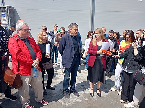 Александр Хинштейн встретился с обманутыми дольщиками долгостроя на улице Фестивальной