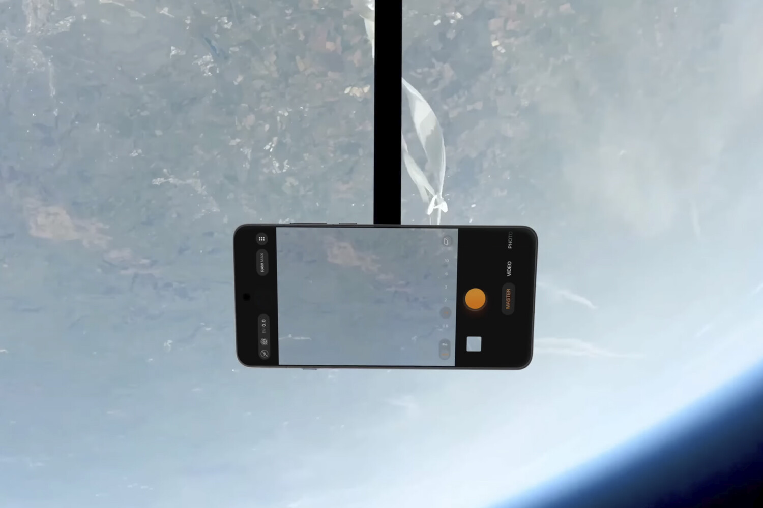GSMArena: Oppo отправила смартфон в космос, чтобы сделать фото Земли