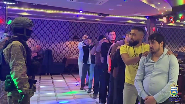 За одну ночь полиция выявила в Тюмени 12 нелегальных мигрантов и бар, где алкоголь продавался без лицензии